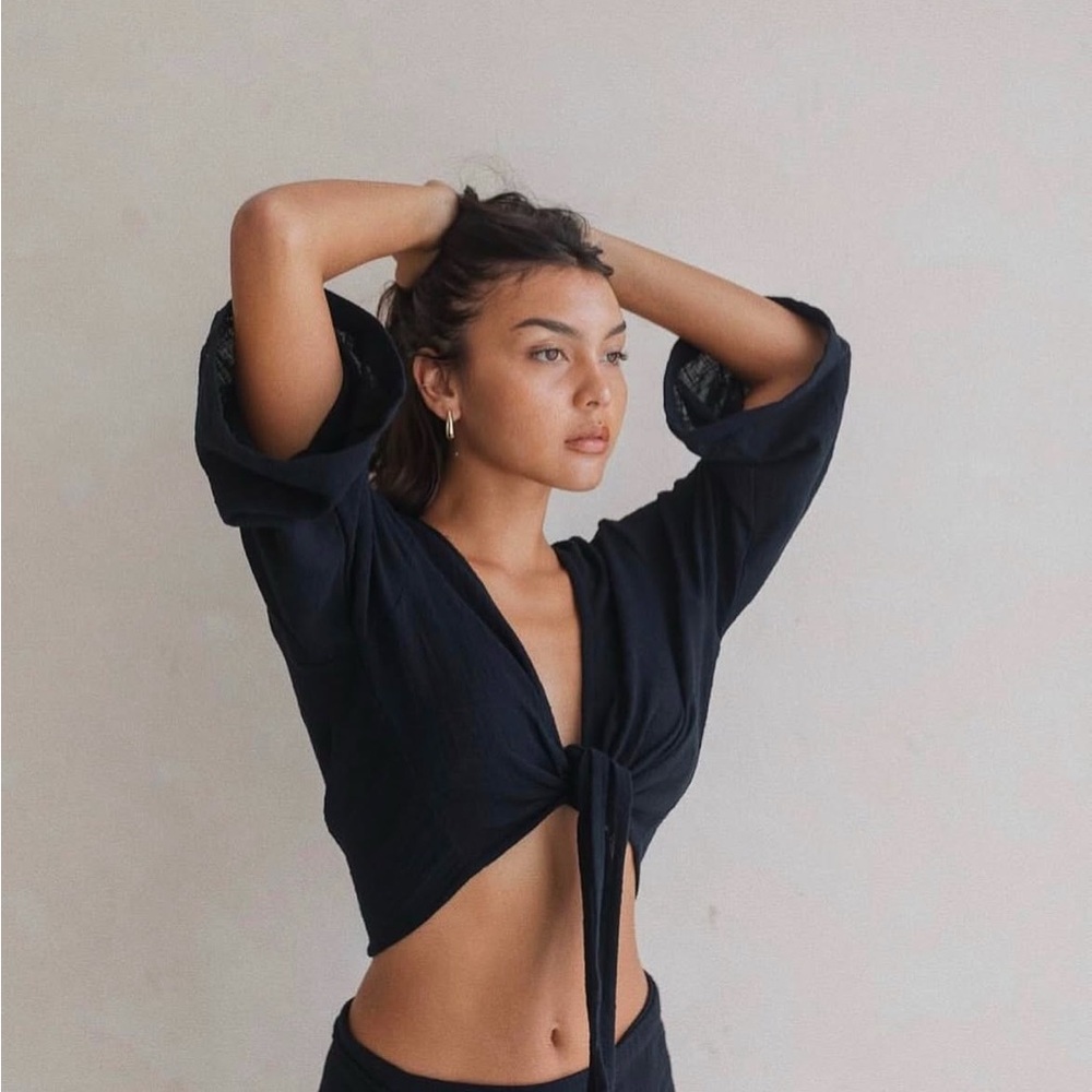 FARM RIO 🇧🇷 Black Tie-Front Crop Top